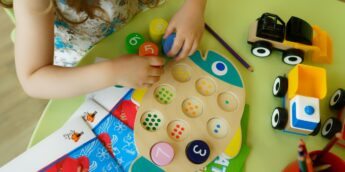 criança brincando felca
