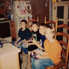 crianças jogando n64