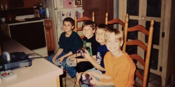 crianças jogando n64