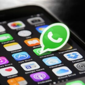 celular com WhatsApp em destaque