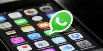 celular com WhatsApp em destaque